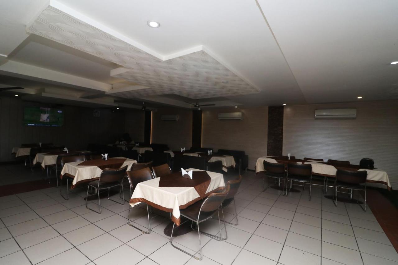 Oyo 22826 Hotel Sheltear & Resturant Агра Экстерьер фото